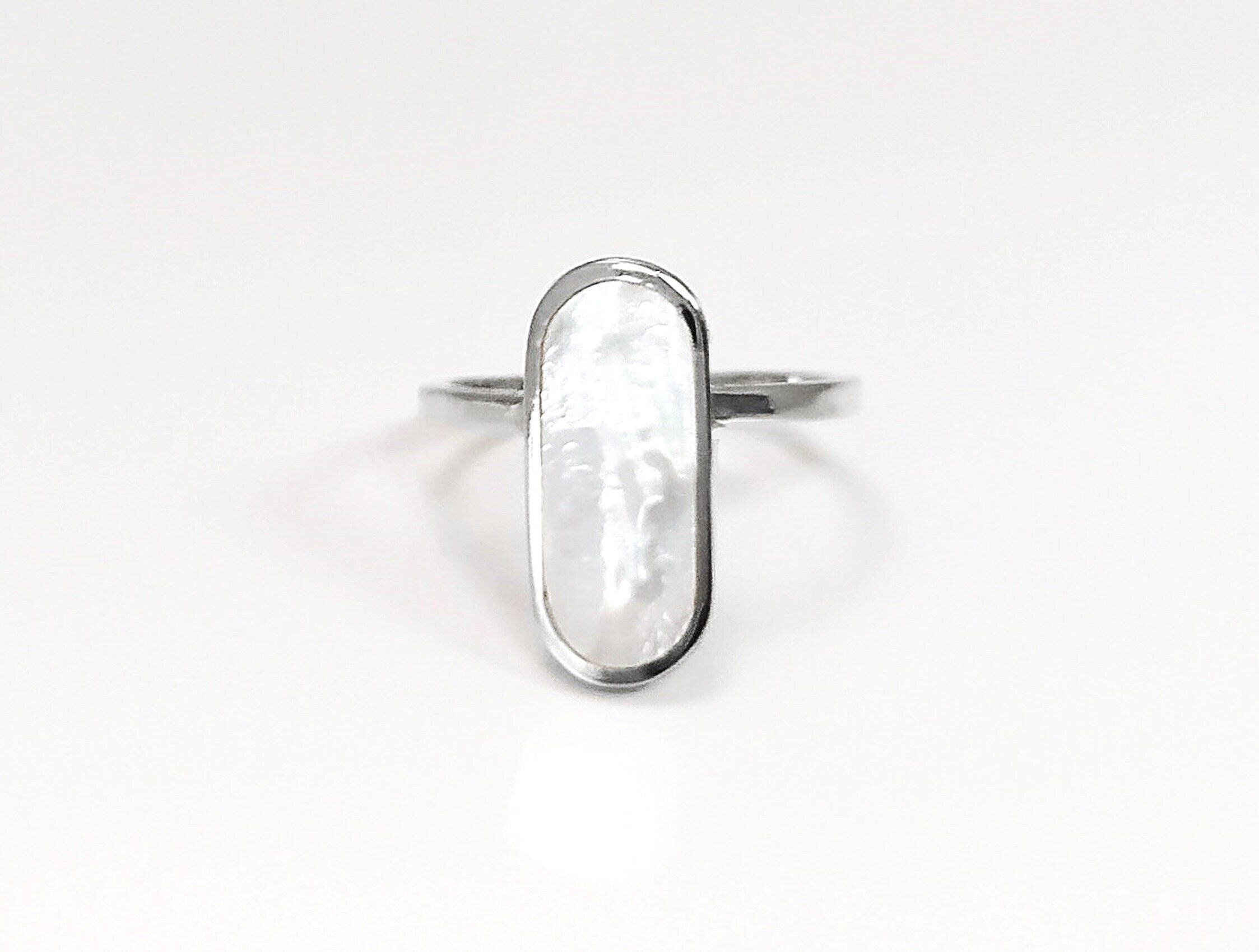 Bague Nacre Ovale Plate Argent 925, véritable Nacre Perlière ovale reflets irisés, bijoux pour tous les jours, style minimaliste moderne