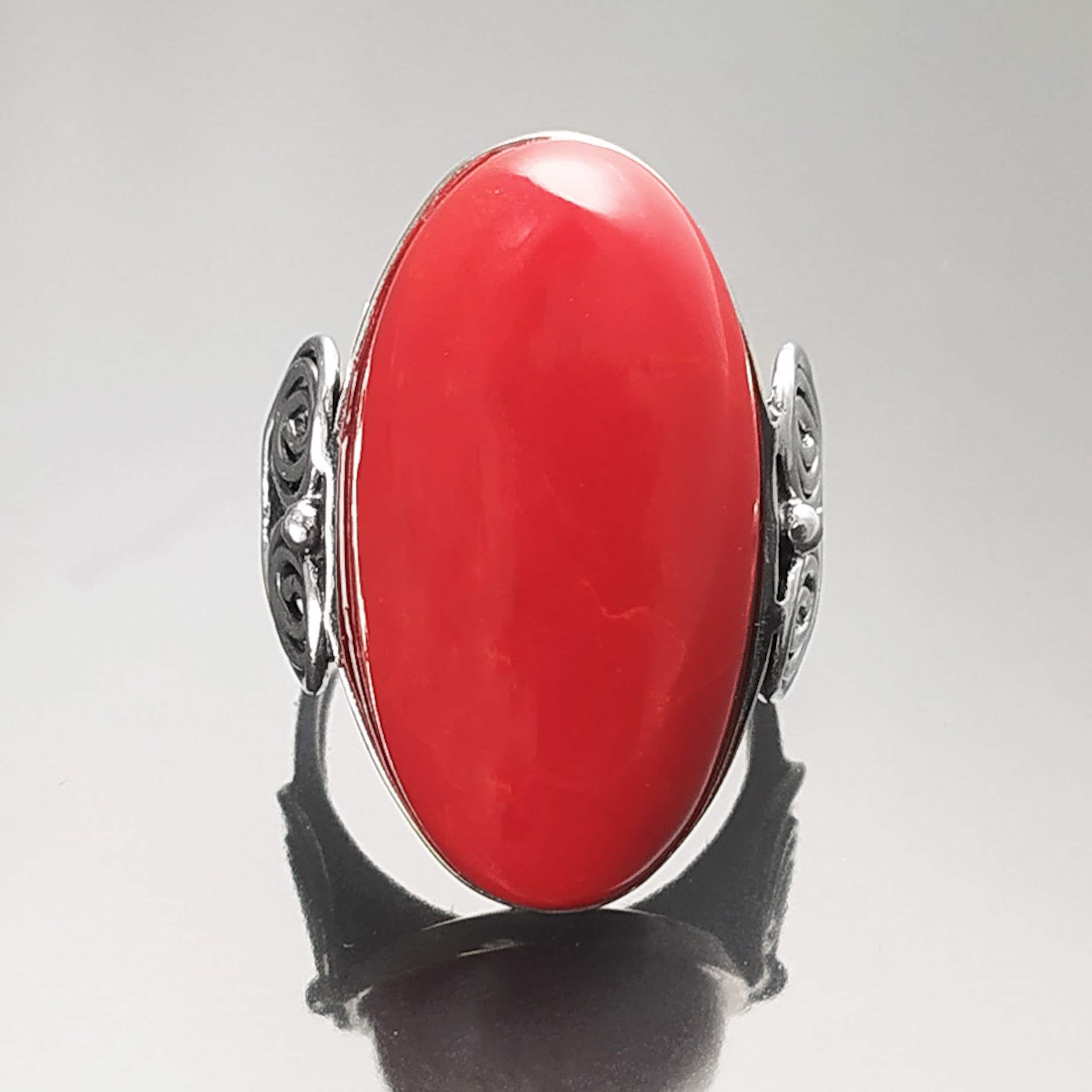 Bague en argent ornée d'une grosse pierre rouge vif de forme ovale. La bague présente un motif tourbillonnant décoratif sur les côtés créant un bijou audacieux.
La pierre centrale est poli avec un rouge vif.
La bague est facile à porter, et se marie très bien avec les vêtements au quotidien. Vu de face.
Le meilleur du local : fait main, durable. Boutique fiable, milliers d'avis.
KRAMIKE est une marque de Bijoux de très bonne qualité avec un service clients au TOP.