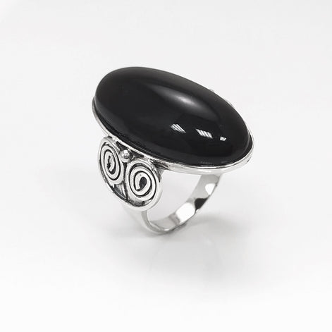 3/4 Top side profile — Sterling Silver ring with a raised cabochon and an intricate filigree on the side.
• Metal: 925 sterling silver
• Stone: black onyx (cabochon)
• Stone size: 15×30 mm (approx.)
• Ring face: 15×30 mm | Band width: 3 mm
• Finish: high polish
• Handmade: yes | Country: FR
• Packaging: gift box | Resizing: on request