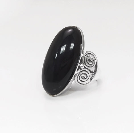 Side profile — Sterling Silver ring with a large oval black onyx stone. The ring has an intricate filigree craftsmanship.
• Metal: 925 sterling silver
• Stone: black onyx (cabochon)
• Stone size: 15×30 mm (approx.)
• Ring face: 15×30 mm | Band width: 3 mm
• Finish: high polish
• Handmade: yes | Country: FR
• Packaging: gift box | Resizing: on request