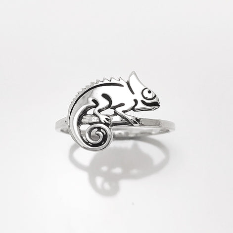 Une bague en argent avec un caméléon délicatement façonné sur le dessus. Le caméléon est sur un anneau en argent massif 925. Sa queue est enroulée.
Il est tout beau, et tranquillement posé. 

C'est une Bague parfaite pour un cadeau. Un bijou en argent 925 classique avec un motif fantaisiste.
Le meilleur du local : fait main, durable. Boutique fiable, milliers d'avis.