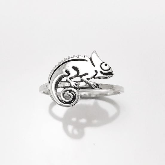 Une bague en argent avec un caméléon délicatement façonné sur le dessus. Le caméléon est sur un anneau en argent massif 925. Sa queue est enroulée.
Il est tout beau, et tranquillement posé. 

C'est une Bague parfaite pour un cadeau. Un bijou en argent 925 classique avec un motif fantaisiste.
Le meilleur du local : fait main, durable. Boutique fiable, milliers d'avis.