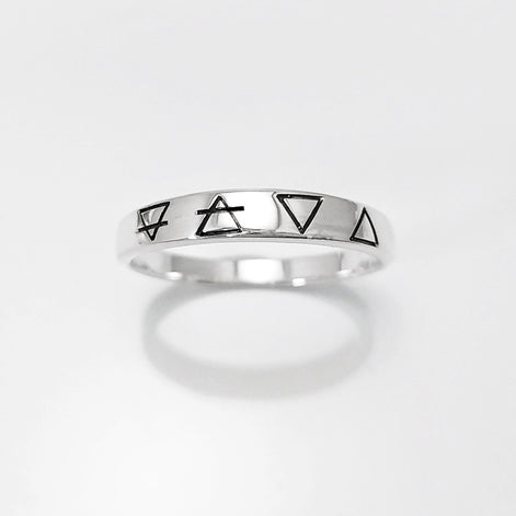 Une bague en argent avec quatre symboles gravés : un cercle avec une ligne qui le traverse, un triangle, un triangle inversé et un triangle avec une ligne qui le traverse.
Bague quatre éléments de la Planète Terre, argent 925, anneau des 4 élément symboles terrien : terre air eau feu, bijoux astrologie .
VU DE FACE.
Bijou artisanal durable. Fait main local. Boutique de confiance recommandée.
