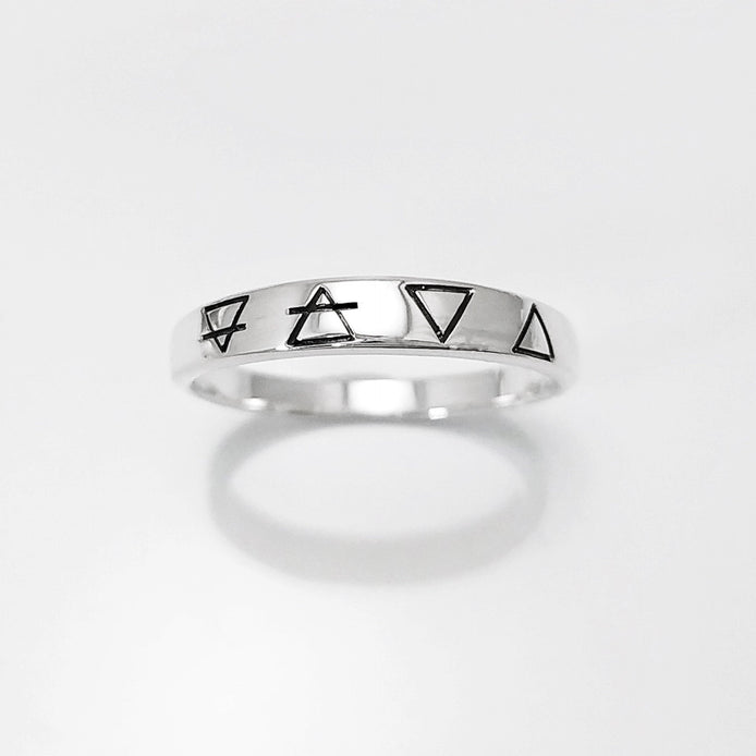 Une bague en argent avec quatre symboles gravés : un cercle avec une ligne qui le traverse, un triangle, un triangle inversé et un triangle avec une ligne qui le traverse.
Bague quatre éléments de la Planète Terre, argent 925, anneau des 4 élément symboles terrien : terre air eau feu, bijoux astrologie .
VU DE FACE.
Bijou artisanal durable. Fait main local. Boutique de confiance recommandée.