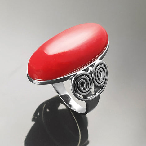 Bague en argent ornée d'une grosse pierre rouge vif de forme ovale. La bague présente un motif tourbillonnant décoratif sur les côtés créant un bijou audacieux.
La pierre centrale est poli avec un rouge vif.
La bague est facile à porter, et se marie très bien avec les vêtements au quotidien. Vu sur le côté.
Le meilleur du local : fait main, durable. Boutique fiable, milliers d'avis.
KRAMIKE est une marque de Bijoux de très bonne qualité avec un service clients au TOP.