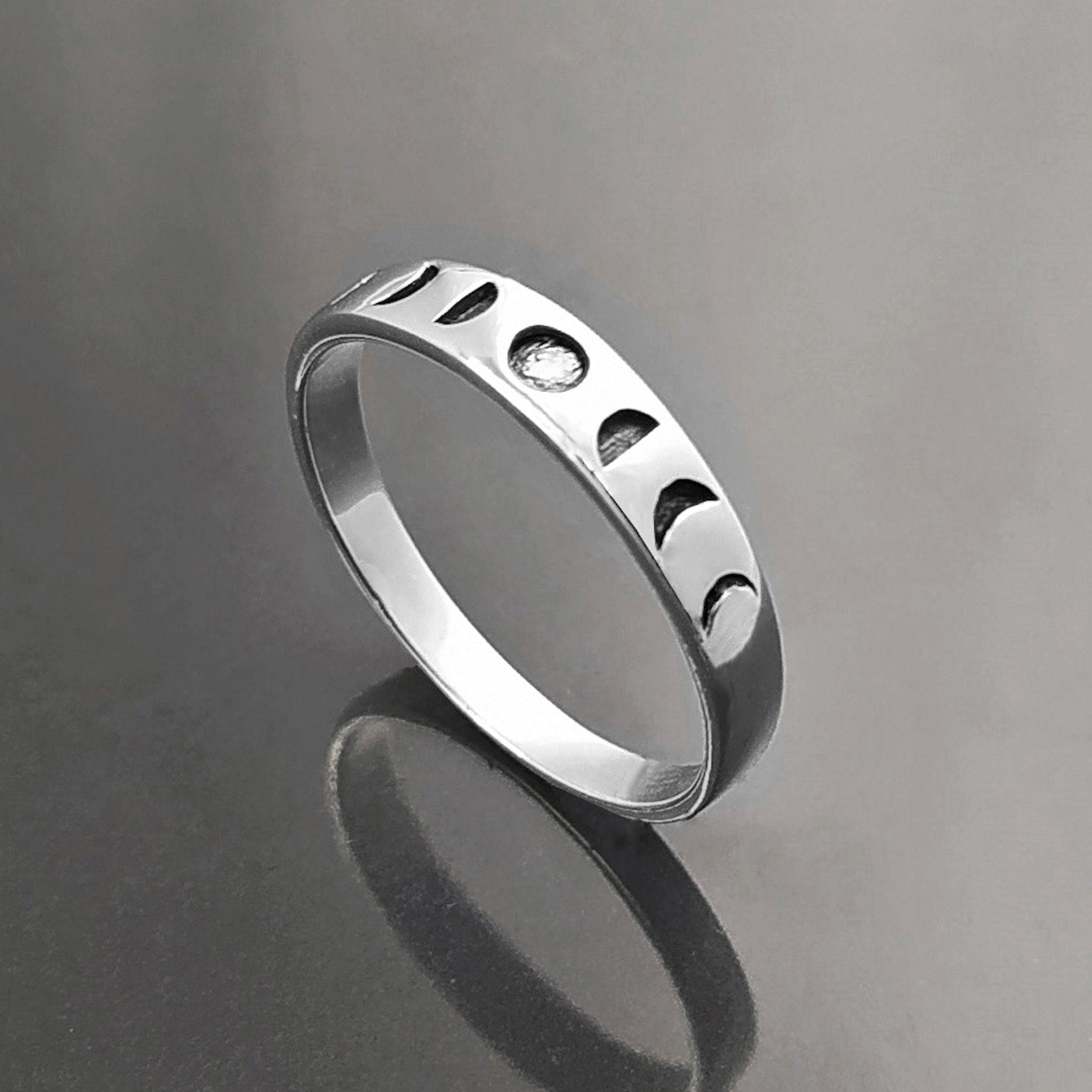 Une bague en argent avec un motif de phases lunaires. La bague présente une série de croissants de lune, chacun représentant une phase différente du cycle lunaire.
Un anneau fin et facile à porter, avec un design moderne.
Bague de haut sur le côté.
Durable, fait main, local. Créateurs sûrs. Boutique aux milliers d'avis.
KRAMIKE est une marque de Bijoux de très bonne qualité avec un service clients au TOP.