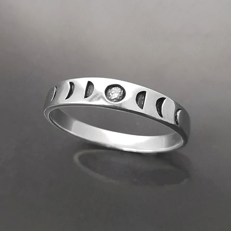 Une bague en argent avec un motif de phases lunaires. La bague présente une série de croissants de lune, chacun représentant une phase différente du cycle lunaire.
Un anneau fin et facile à porter, avec un design moderne.
Bague de haut.
Durable, fait main, local. Créateurs sûrs. Boutique aux milliers d'avis.