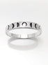 Une bague en argent avec un motif de phases lunaires. 
La bague présente une pleine lune au centre et des croissants de lune de chaque côté.
Un anneau fin et facile à porter, avec un design moderne.
vu de face.
KRAMIKE est une marque de Bijoux de très bonne qualité avec un service clients au TOP.
Durable, fait main, local. Créateurs sûrs. Boutique aux milliers d'avis.