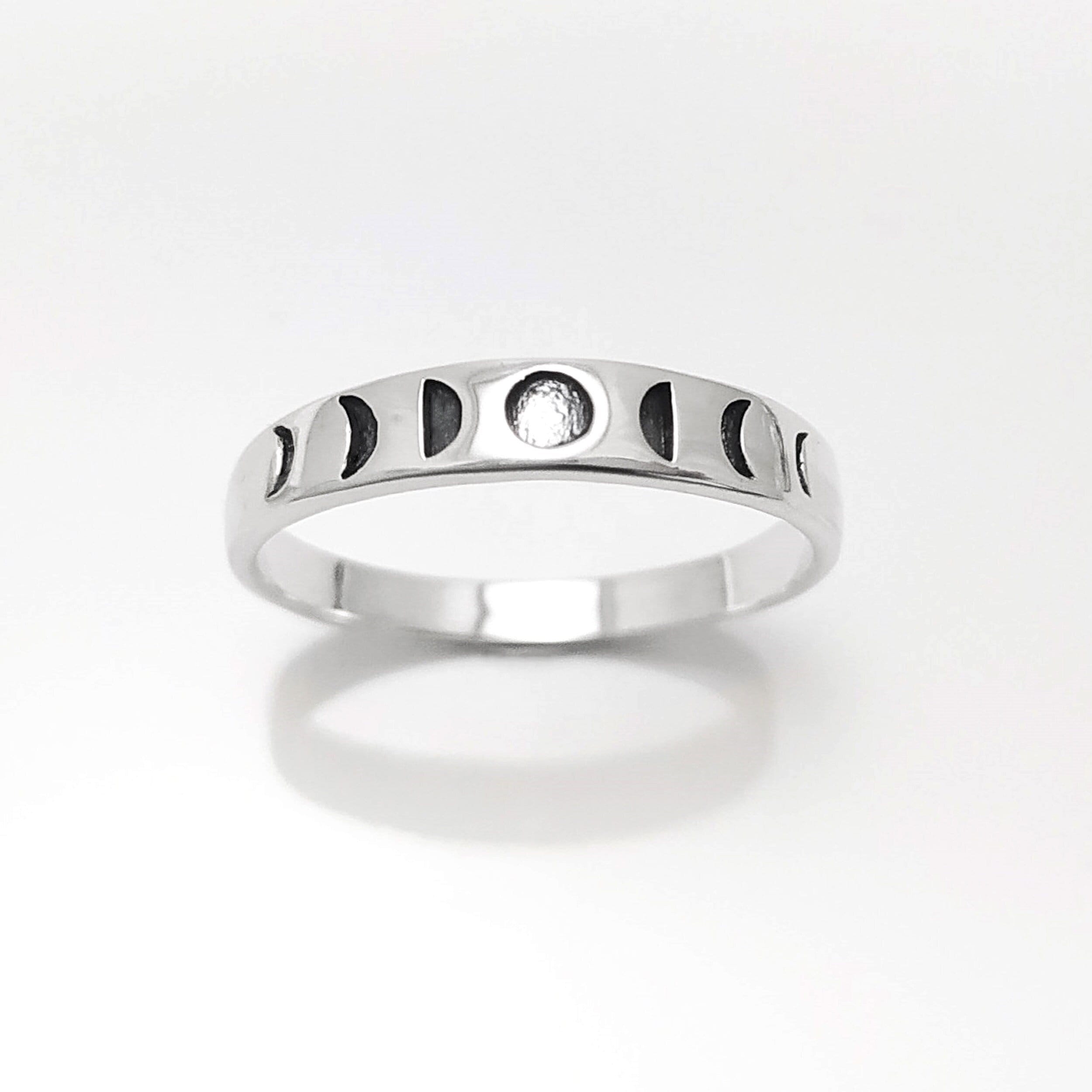 Une bague en argent avec un motif de phases lunaires. 
La bague présente une pleine lune au centre et des croissants de lune de chaque côté.
Un anneau fin et facile à porter, avec un design moderne.
vu de face.
KRAMIKE est une marque de Bijoux de très bonne qualité avec un service clients au TOP.
Durable, fait main, local. Créateurs sûrs. Boutique aux milliers d'avis.