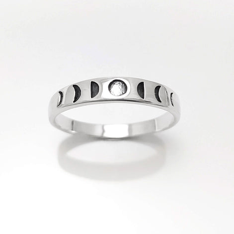 Une bague en argent avec un motif de phases lunaires. 
La bague présente une pleine lune au centre et des croissants de lune de chaque côté.
Un anneau fin et facile à porter, avec un design moderne.
vu de face.
KRAMIKE est une marque de Bijoux de très bonne qualité avec un service clients au TOP.
Durable, fait main, local. Créateurs sûrs. Boutique aux milliers d'avis.