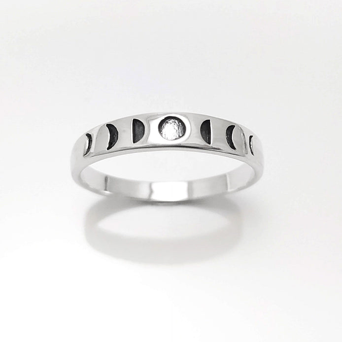 Une bague en argent avec un motif de phases lunaires. 
La bague présente une pleine lune au centre et des croissants de lune de chaque côté.
Un anneau fin et facile à porter, avec un design moderne.
vu de face.
KRAMIKE est une marque de Bijoux de très bonne qualité avec un service clients au TOP.
Durable, fait main, local. Créateurs sûrs. Boutique aux milliers d'avis.