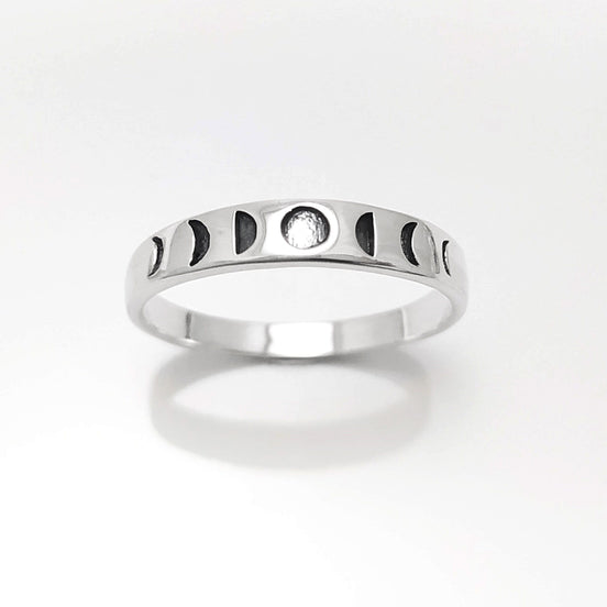 Une bague en argent avec un motif de phases lunaires. 
La bague présente une pleine lune au centre et des croissants de lune de chaque côté.
Un anneau fin et facile à porter, avec un design moderne.
vu de face.
KRAMIKE est une marque de Bijoux de très bonne qualité avec un service clients au TOP.
Durable, fait main, local. Créateurs sûrs. Boutique aux milliers d'avis.