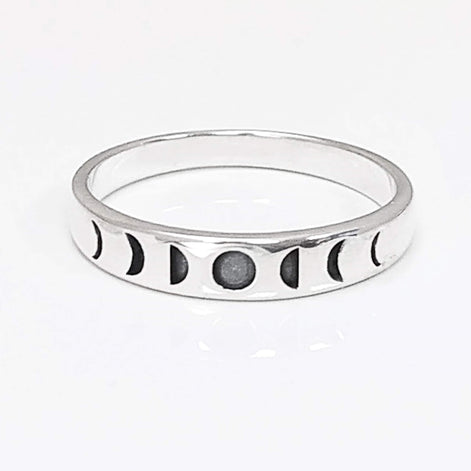 Une bague en argent avec un motif de phases lunaires. La bague présente une série de croissants de lune, chacun représentant une phase différente du cycle lunaire.
Un anneau fin et facile à porter, avec un design moderne.
Bague posée, vu de face. 
Durable, fait main, local. Créateurs sûrs. Boutique aux milliers d'avis.