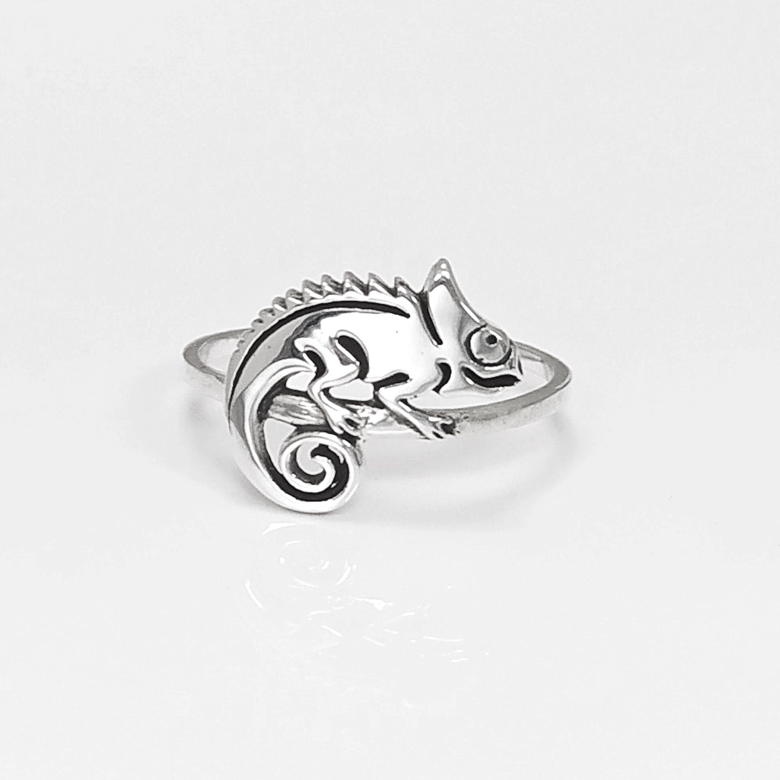Une bague en argent avec un caméléon délicatement façonné sur le dessus. Le caméléon est sur un anneau en argent massif 925. Sa queue est enroulée.
Il est tout beau, et tranquillement posé. 

C'est une Bague parfaite pour un cadeau. Un bijou en argent 925 classique avec un motif fantaisiste.
Le meilleur du local : fait main, durable. Boutique fiable, milliers d'avis.