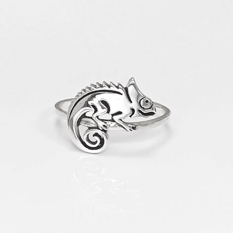 Une bague en argent avec un caméléon délicatement façonné sur le dessus. Le caméléon est sur un anneau en argent massif 925. Sa queue est enroulée.
Il est tout beau, et tranquillement posé. 

C'est une Bague parfaite pour un cadeau. Un bijou en argent 925 classique avec un motif fantaisiste.
Le meilleur du local : fait main, durable. Boutique fiable, milliers d'avis.