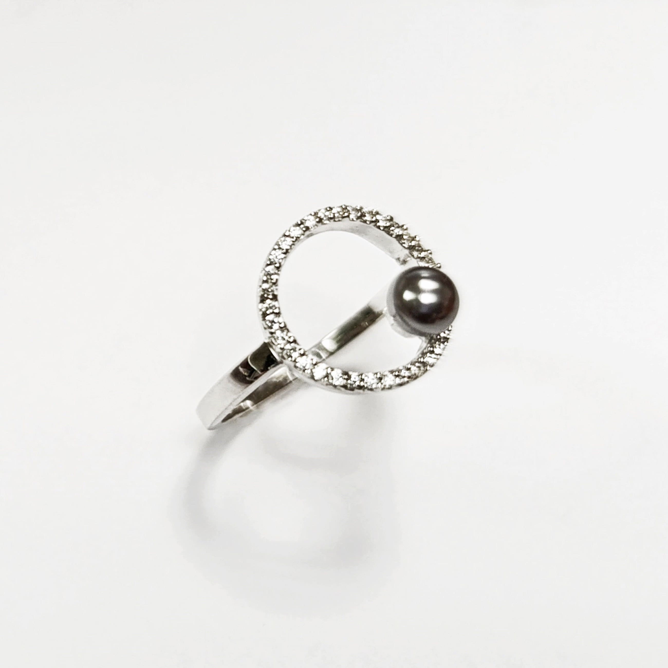 Modern Circle Grey Pearl Ring • Minimalist Sterling Silver Band with Zirconia Halo • Chic Statement Shell Pearl Jewelry • Gift for Women