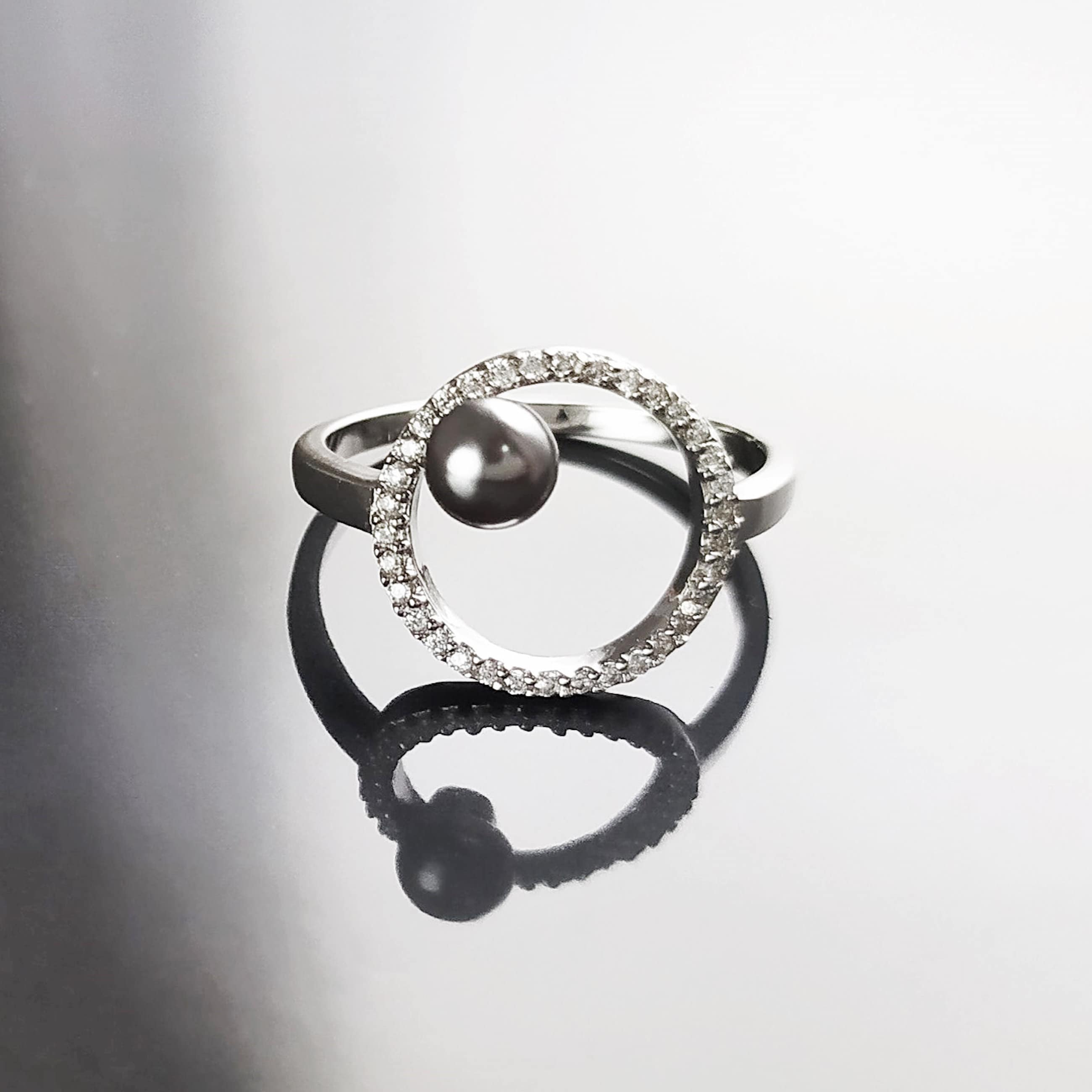 Modern Circle Grey Pearl Ring • Minimalist Sterling Silver Band with Zirconia Halo • Chic Statement Shell Pearl Jewelry • Gift for Women