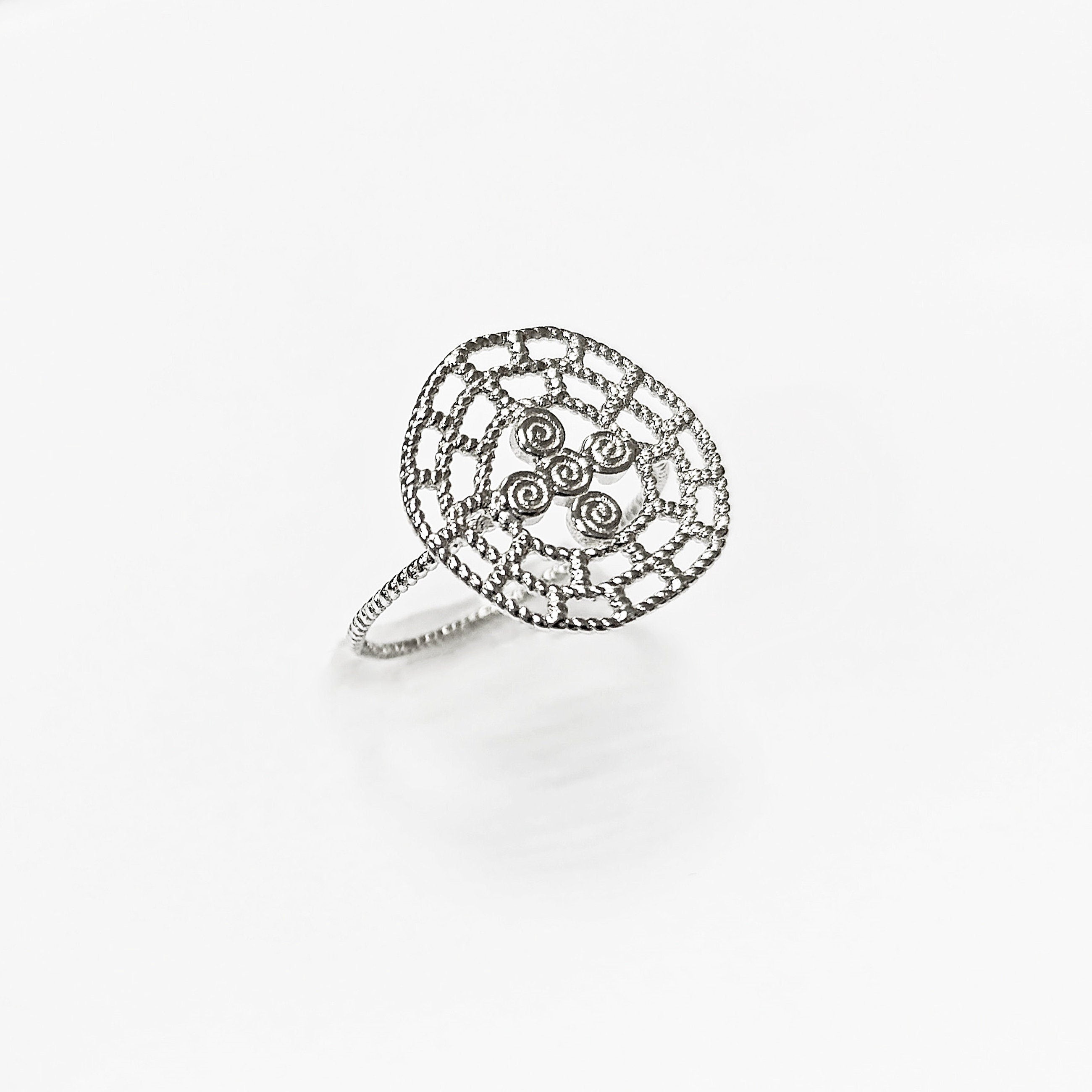 Viking ring, sterling silver, targe shield symbol of strength and resistance of the Skjaldmö: the shield warrior women