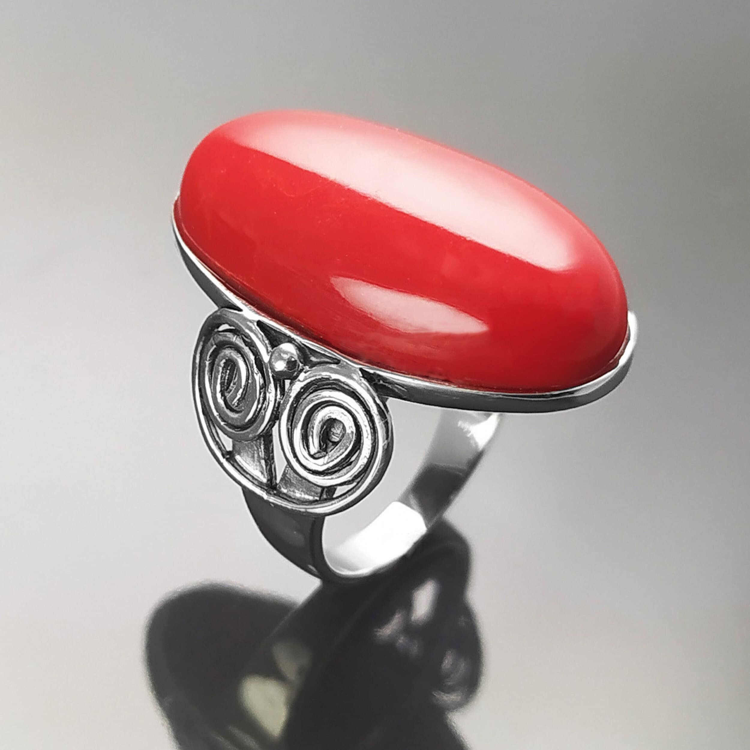 Bague en argent ornée d'une grosse pierre rouge vif de forme ovale. La bague présente un motif tourbillonnant décoratif sur les côtés créant un bijou audacieux.
La pierre centrale est poli avec un rouge vif.
La bague est facile à porter, et se marie très bien avec les vêtements au quotidien. Vu d'en haut.
Le meilleur du local : fait main, durable. Boutique fiable, milliers d'avis.
KRAMIKE est une marque de Bijoux de très bonne qualité avec un service clients au TOP.