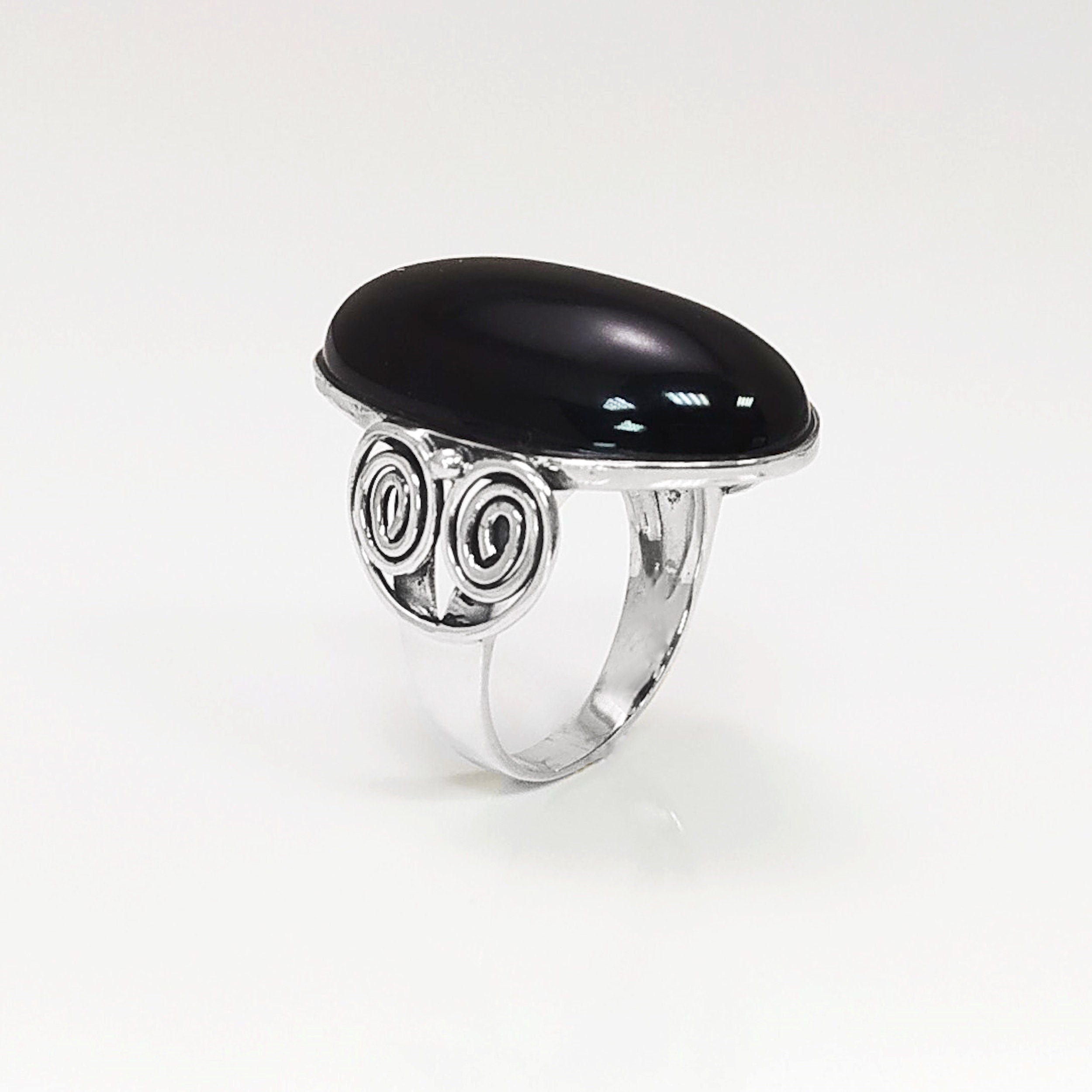 3/4 Side profile — Sterling Silver ring with a large oval black onyx cabochon stone. The ring has a vintage spiral pattern on the side of the band.
• Metal: 925 sterling silver
• Stone: black onyx (cabochon)
• Stone size: 15×30 mm (approx.)
• Ring face: 15×30 mm | Band width: 3 mm
• Finish: high polish
• Handmade: yes | Country: FR
• Packaging: gift box | Resizing: on request