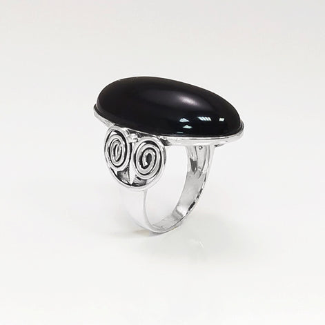 3/4 Side profile — Sterling Silver ring with a large oval black onyx cabochon stone. The ring has a vintage spiral pattern on the side of the band.
• Metal: 925 sterling silver
• Stone: black onyx (cabochon)
• Stone size: 15×30 mm (approx.)
• Ring face: 15×30 mm | Band width: 3 mm
• Finish: high polish
• Handmade: yes | Country: FR
• Packaging: gift box | Resizing: on request