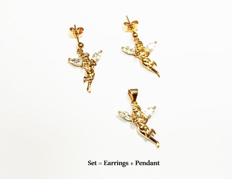 Un ensemble de bijoux de couleur or comprenant deux boucles d'oreilles et un pendentif. Chaque pièce présente un motif de fée détaillé avec des accents clairs et étincelants. L'ensemble est présenté sur un fond blanc.