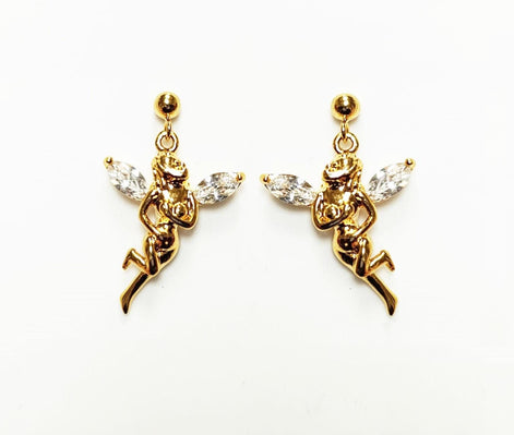Une paire de boucles d'oreilles ange dorées. Chaque boucle d'oreille présente une figurine d'ange détaillée avec des ailes en cristal clair taillées en marquise. Les boucles d'oreilles ont une fermeture à tige et sont posées sur un fond blanc.