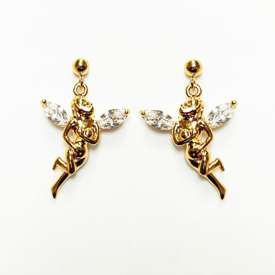Une paire de boucles d'oreilles ange dorées. Chaque boucle d'oreille présente une figurine d'ange détaillée avec des ailes en cristal clair taillées en marquise. Les boucles d'oreilles ont une fermeture à tige et sont posées sur un fond blanc.