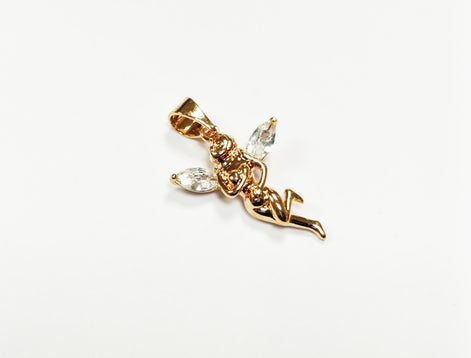Un pendentif doré en forme de fée, orné de cristaux transparents en forme de goutte pour les ailes. La fée est en position de vol, avec des détails complexes. Le pendentif est sur fond blanc.
