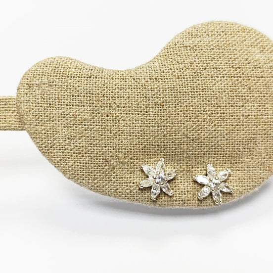Petites boucles d'oreilles en Argent 925 en Forme de Fleur avec des pierres transparentes, Boucles jolies et discrètes.