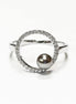 Bague Argent 925 en forme de cercle avec des petites pierres brillantes et sertie d'une petite perle grise sur le côté, bijou élégant.