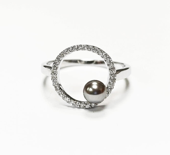 Bague Argent 925 en forme de cercle avec des petites pierres brillantes et sertie d'une petite perle grise sur le côté, bijou élégant.