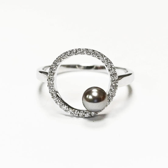 Bague Argent 925 en forme de cercle avec des petites pierres brillantes et sertie d'une petite perle grise sur le côté, bijou élégant.