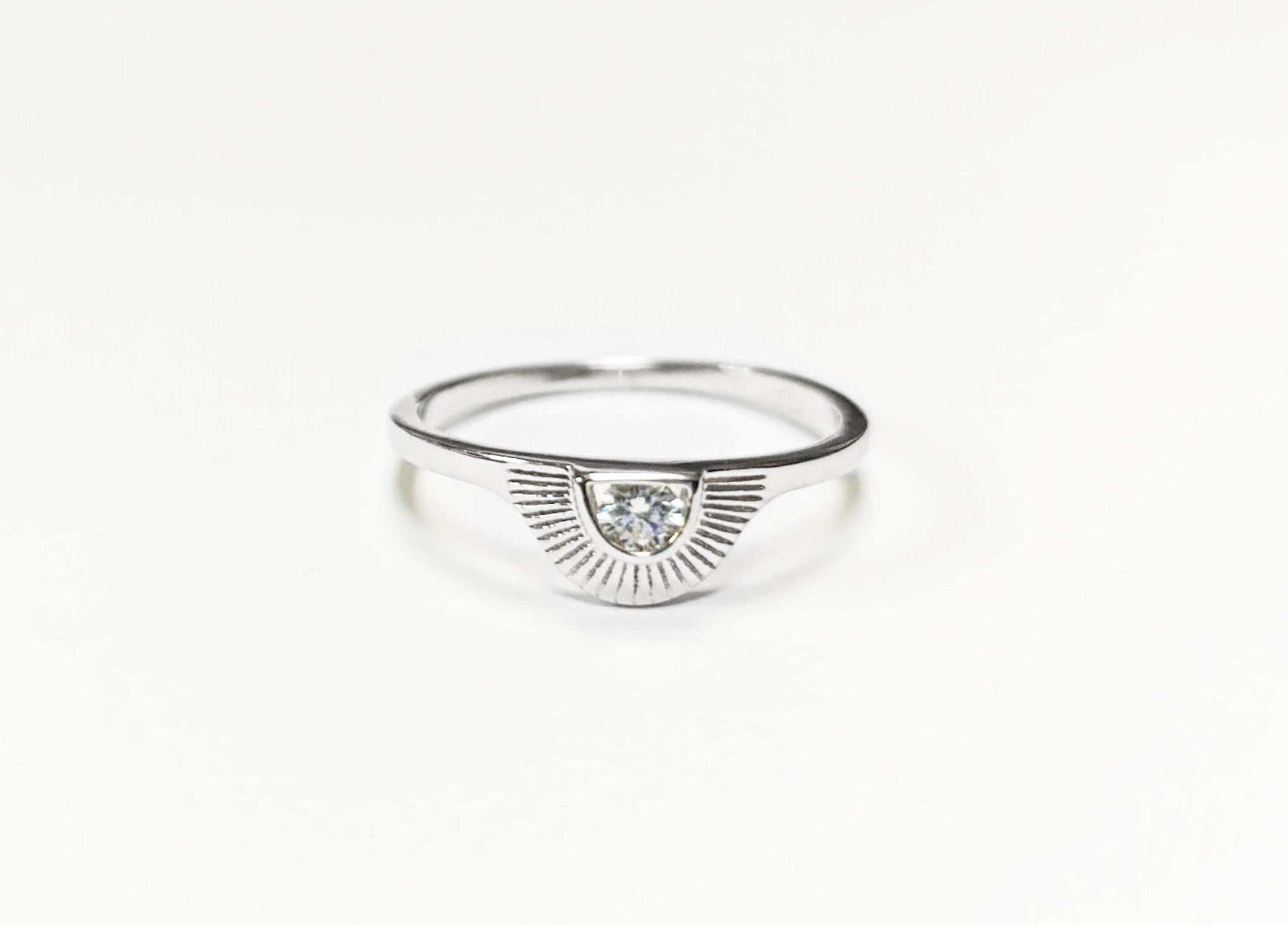 petite bague argent 925 en forme de soleil avec ses rayons de lumière, bijou joli  et discret.