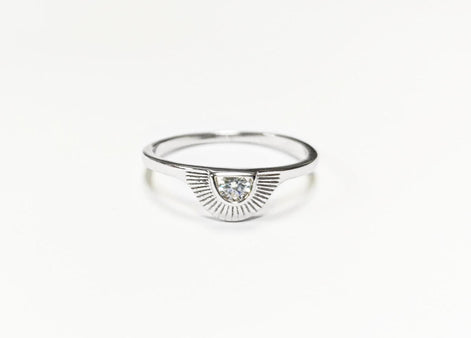 petite bague argent 925 en forme de soleil avec ses rayons de lumière, bijou joli  et discret.