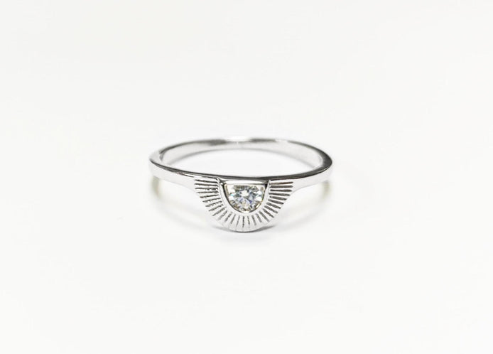 petite bague argent 925 en forme de soleil avec ses rayons de lumière, bijou joli  et discret.