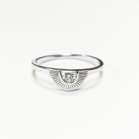 petite bague argent 925 en forme de soleil avec ses rayons de lumière, bijou joli  et discret.