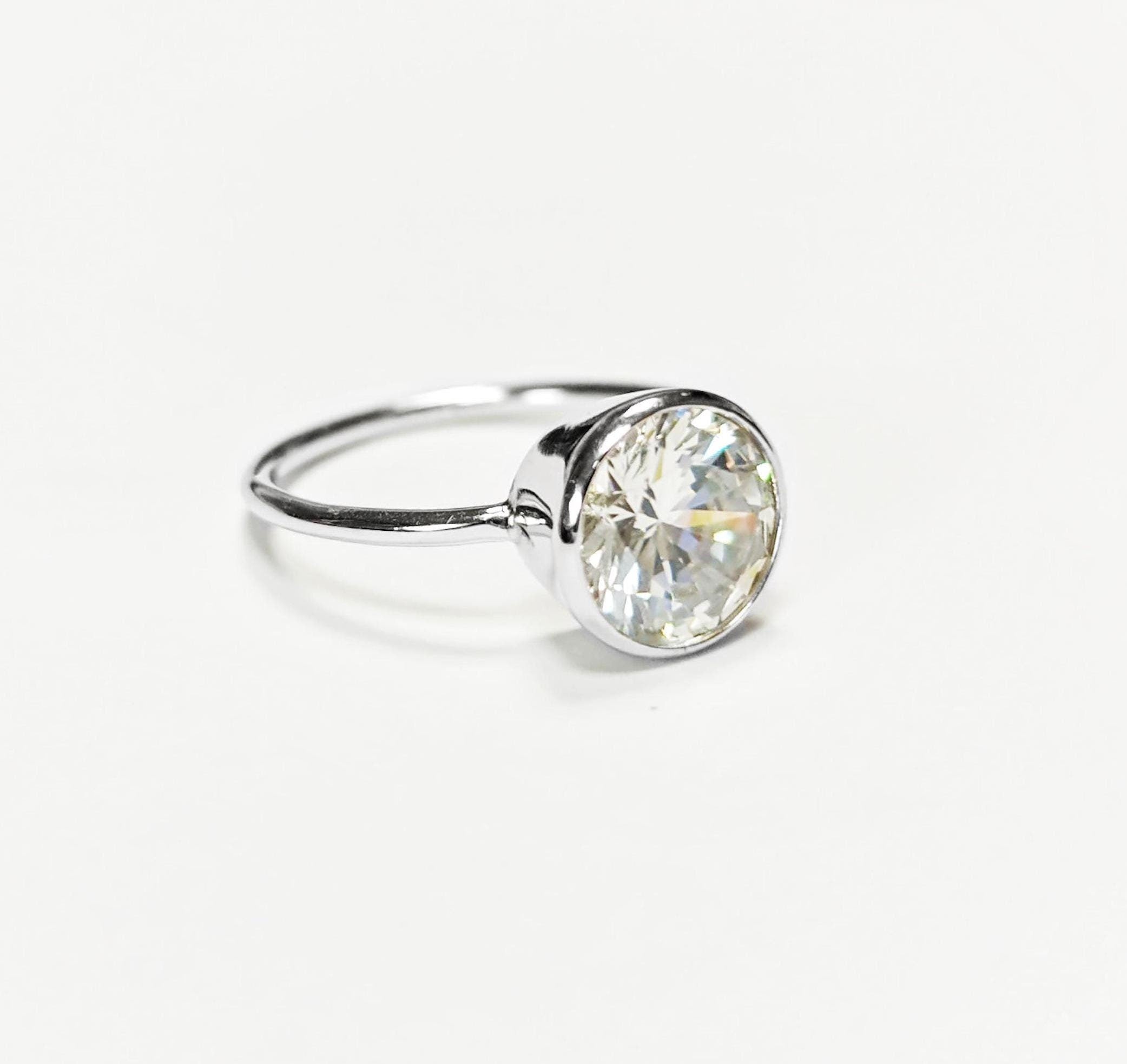 Bague Argent 925 avec une grosse pierre couleur Diamant, bijou bling bling.