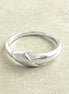 Une bague en argent massif 925 avec un anneau lisse et arrondi et un motif incurvé en relief sur la face. La bague a une finition polie, reflétant la lumière. La bague est facile à porter, et se marie très bien avec les vêtements au quotidien. Vu d'en haut.
Le meilleur du local : fait main, durable. Boutique fiable, milliers d'avis.
KRAMIKE est une marque de Bijoux de très bonne qualité avec un service clients au TOP.