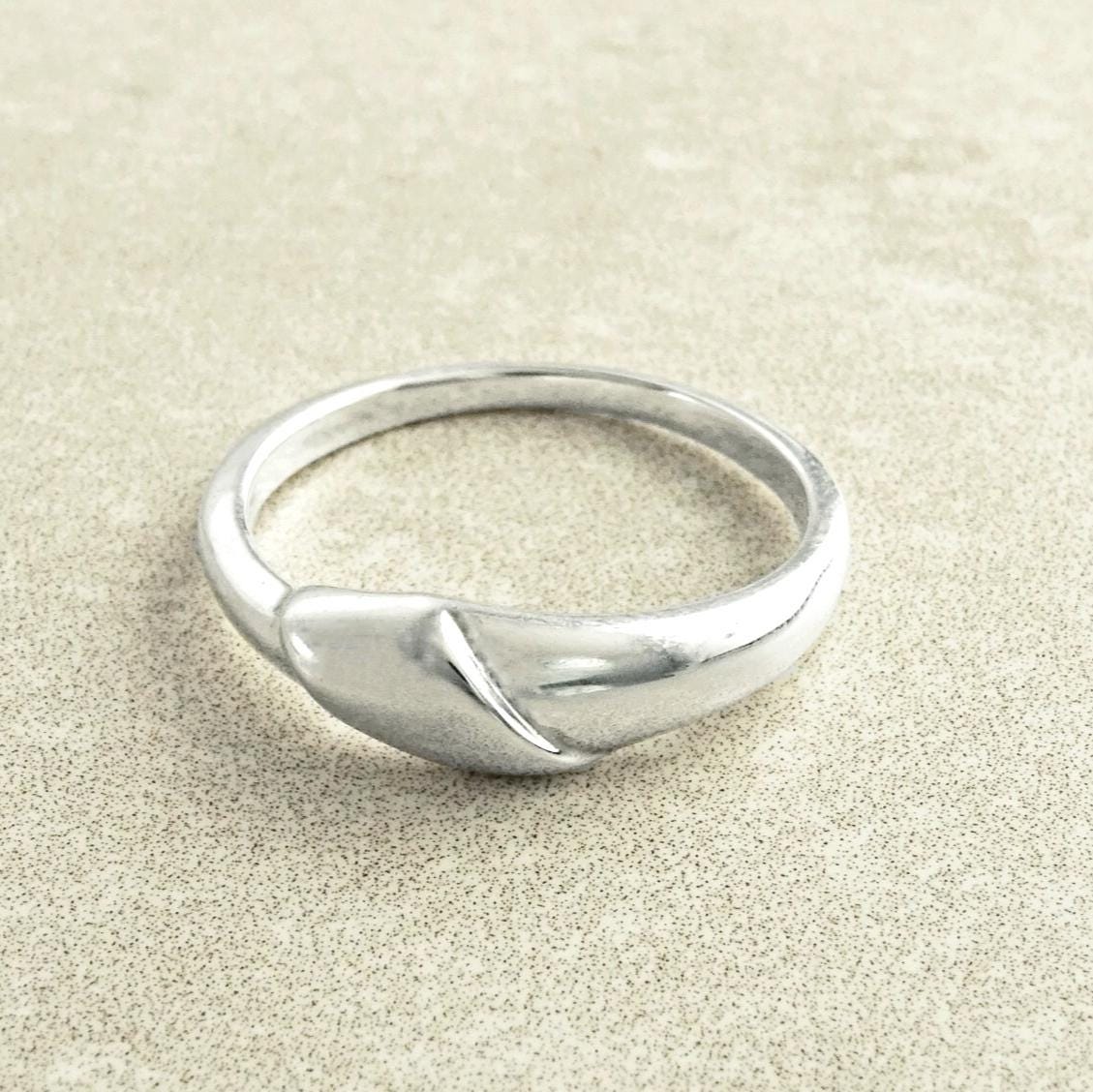 Une bague en argent massif 925 avec un anneau lisse et arrondi et un motif incurvé en relief sur la face. La bague a une finition polie, reflétant la lumière. La bague est facile à porter, et se marie très bien avec les vêtements au quotidien. Vu d'en haut.
Le meilleur du local : fait main, durable. Boutique fiable, milliers d'avis.
KRAMIKE est une marque de Bijoux de très bonne qualité avec un service clients au TOP.