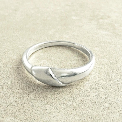 Une bague en argent massif 925 avec un anneau lisse et arrondi et un motif incurvé en relief sur la face. La bague a une finition polie, reflétant la lumière. La bague est facile à porter, et se marie très bien avec les vêtements au quotidien. Vu d'en haut.
Le meilleur du local : fait main, durable. Boutique fiable, milliers d'avis.
KRAMIKE est une marque de Bijoux de très bonne qualité avec un service clients au TOP.