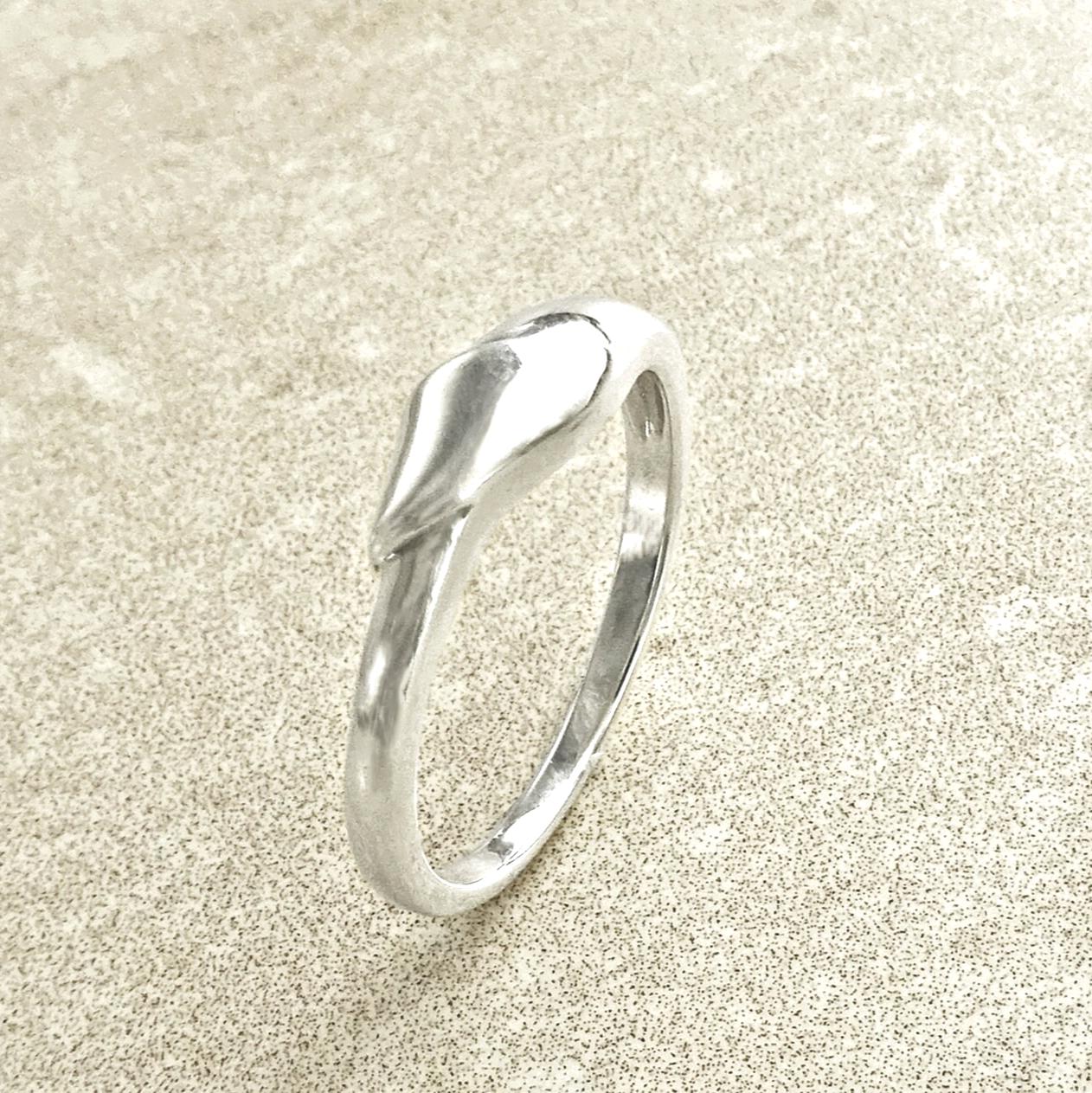 Une bague en argent massif 925 avec un anneau lisse et arrondi et un motif incurvé en relief sur la face. La bague a une finition polie, reflétant la lumière. La bague est un anneau style alliance. Vu sur le côté.
KRAMIKE est une marque de Bijoux de très bonne qualité avec un service clients au TOP.
Le meilleur du local : fait main, durable. Boutique fiable, milliers d'avis.