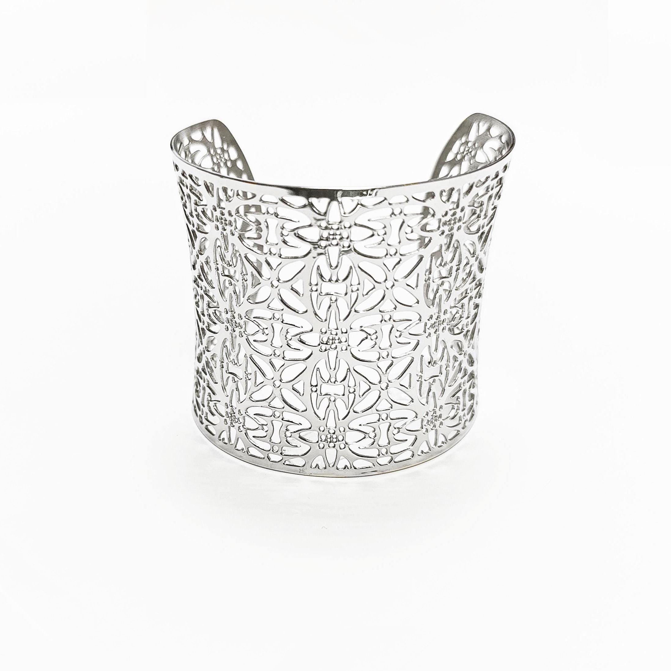 Close-up — A wide, silver-colored cuff bracelet with a floral filigree design. The openwork pattern covers the entire surface of the bracelet, creating a delicate and intricate look. The bracelet has a curved shape and is designed to be worn on the wrist.


Brand: KRAMIKE
Type of jewelry: cuff / statement armor cuff
Metal: stainless steel
Color: silver-tone
Style: Filigree floral lace / modern boho
Diameter: 66 mm
Width: 60 mm
Ships from: France