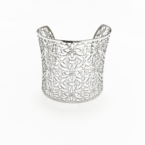 Close-up — A wide, silver-colored cuff bracelet with a floral filigree design. The openwork pattern covers the entire surface of the bracelet, creating a delicate and intricate look. The bracelet has a curved shape and is designed to be worn on the wrist.


Brand: KRAMIKE
Type of jewelry: cuff / statement armor cuff
Metal: stainless steel
Color: silver-tone
Style: Filigree floral lace / modern boho
Diameter: 66 mm
Width: 60 mm
Ships from: France