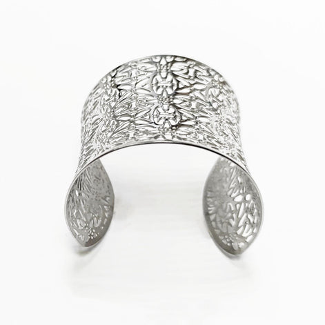 Fit detail — Easy to slip on Silver-toned cuff bracelet with an open design. The bracelet features a detailed floral pattern across the top and sides. The cuff is curved and open at the bottom, allowing for easy wear.

Brand: KRAMIKE
Type of jewelry: cuff / statement armor cuff
Metal: stainless steel
Color: silver-tone
Style: Filigree floral lace / modern boho
Diameter: 66 mm
Width: 60 mm
Ships from: France