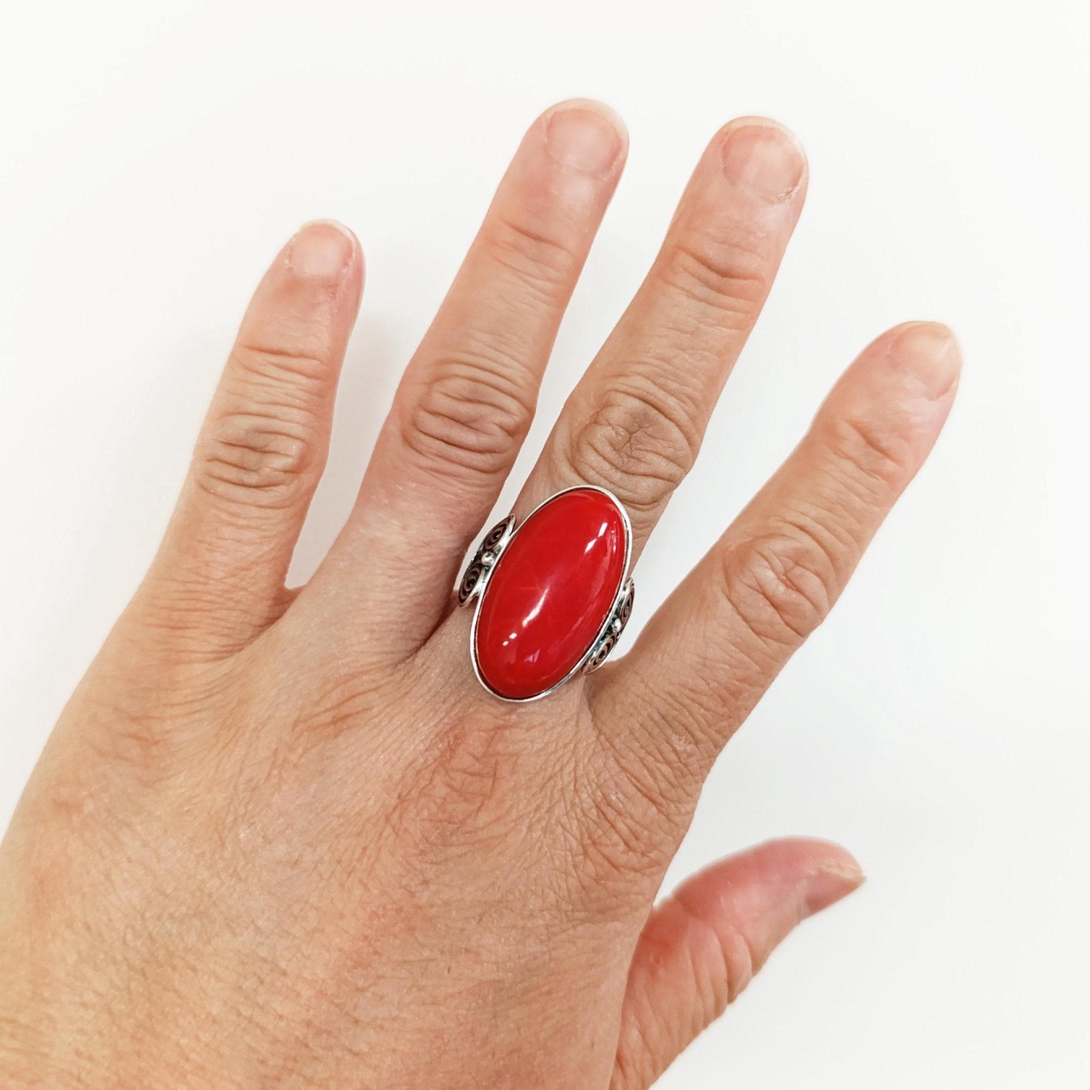 Une bague en argent avec une grosse pierre ovale rouge vif. La bague a des accents décoratifs en argent de chaque côté de la pierre. La bague est portée sur une main, sur fond blanc.
Le meilleur du local : fait main, durable. Boutique fiable, milliers d'avis.
KRAMIKE est une marque de Bijoux de très bonne qualité avec un service clients au TOP.