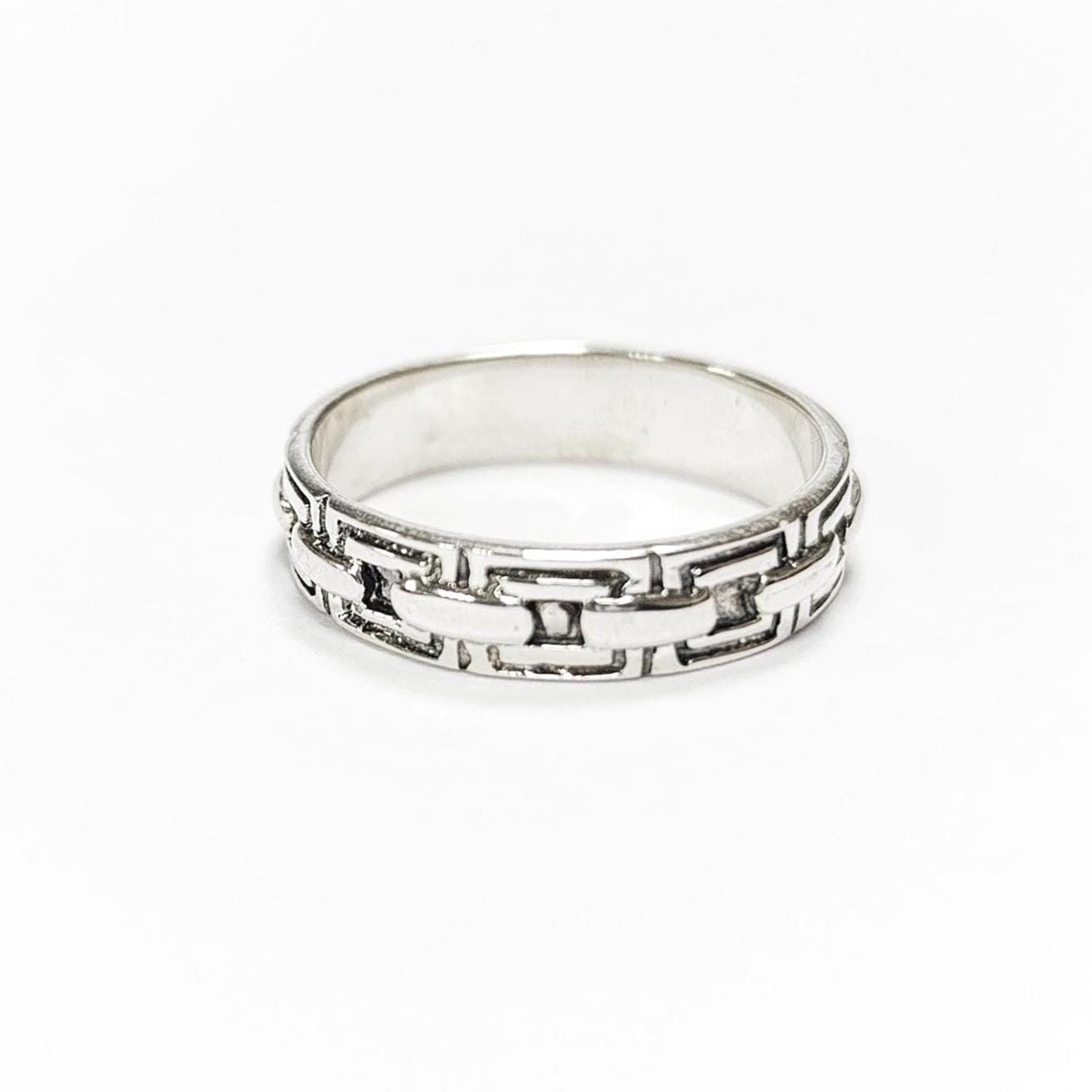 Une bague en argent massif 925 avec un motif Chaînage.
La bague présente un motif détaillé de chaînes entrelacés, créant une surface texturée. Plusieurs vues mettent en valeur le savoir-faire et le design complexe de la bague.
Vu bague posée.
KRAMIKE est une marque de Bijoux de très bonne qualité avec un service clients au TOP.
Artisanat durable local. Fait main. Boutique de confiance aux milliers de ventes.