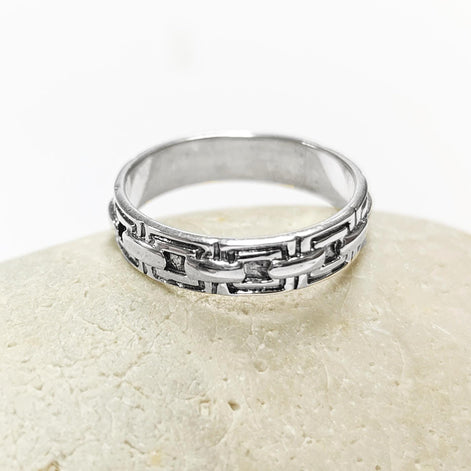 Une bague en argent massif 925 avec un motif Chaînage.
La bague présente un motif détaillé de chaînes entrelacés, créant une surface texturée. Plusieurs vues mettent en valeur le savoir-faire et le design complexe de la bague.
Vu de haut bague posée sur une pierre.
Artisanat durable local. Fait main. Boutique de confiance aux milliers de ventes.