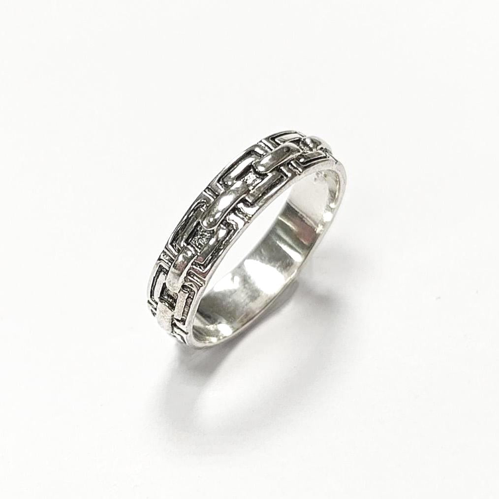 Une bague en argent massif 925 avec un motif Chaînage.
La bague présente un motif détaillé de chaînes entrelacés, créant une surface texturée. Plusieurs vues mettent en valeur le savoir-faire et le design complexe de la bague.
Vu bague sur le côté.
Artisanat durable local. Fait main. Boutique de confiance aux milliers de ventes.