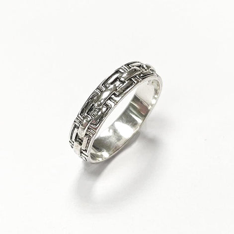 Une bague en argent massif 925 avec un motif Chaînage.
La bague présente un motif détaillé de chaînes entrelacés, créant une surface texturée. Plusieurs vues mettent en valeur le savoir-faire et le design complexe de la bague.
Vu bague sur le côté.
Artisanat durable local. Fait main. Boutique de confiance aux milliers de ventes.